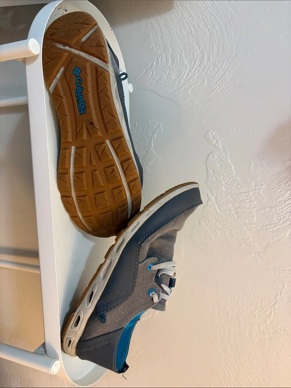 Columbia Men's Gray Sneakers with Blue Interior